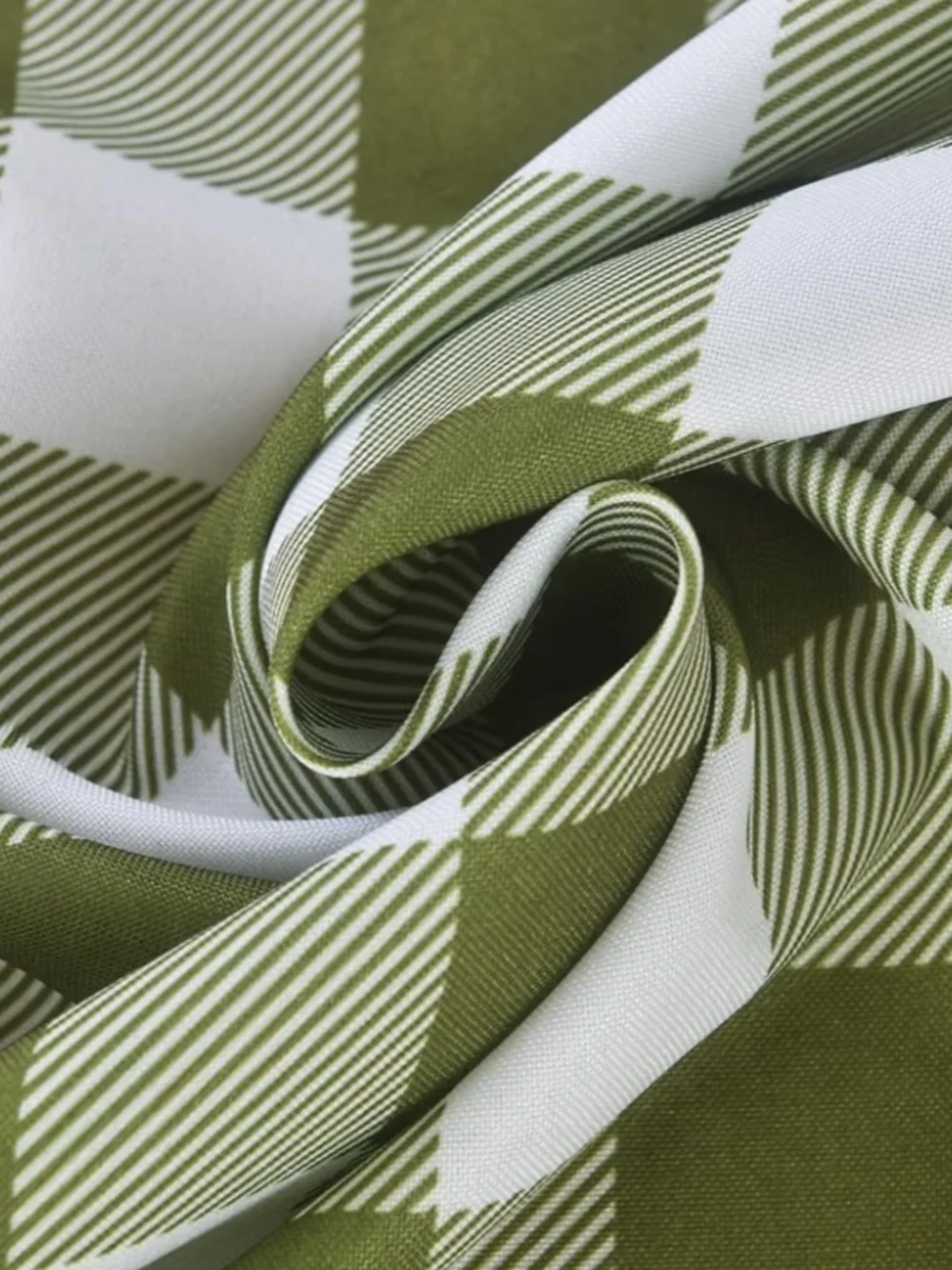 Green Gingham Tassel Tablecloth - Classic Check Dining Accent 58x84